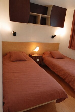 2 Schlafzimmer, Bügeleisen/Bügelbrett