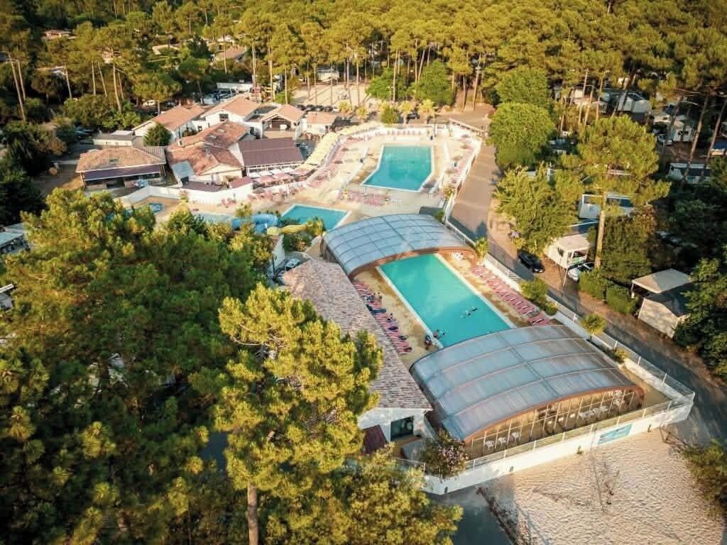 Inomhuspool och utomhuspool