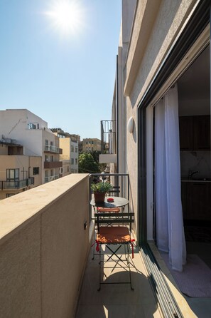 Apartment, City View | Tempat makan luar