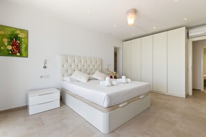 Iron/ironing board, travel cot, free WiFi, bed sheets - Seafront Terrace · 100m² · Private Beach Access · La Roca · Parking (Torremolinos)