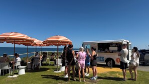 تناول الطعام بالخارج