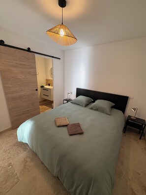 2 habitaciones, tabla de planchar con plancha, wifi y ropa de cama
