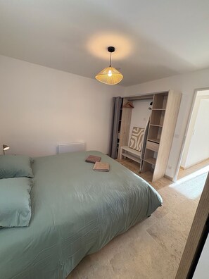 2 habitaciones, tabla de planchar con plancha, wifi y ropa de cama