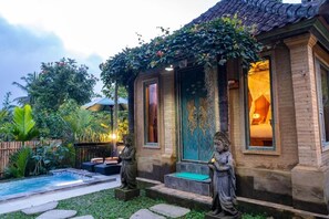 Biệt thự truyền thống, sân hiên, quang cảnh vườn | Hồ bơi