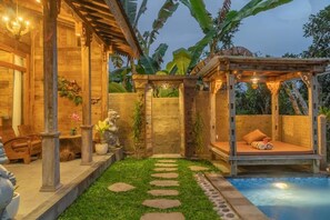 Biệt thự phong cách cổ điển, ban công, quang cảnh vườn | Hồ bơi