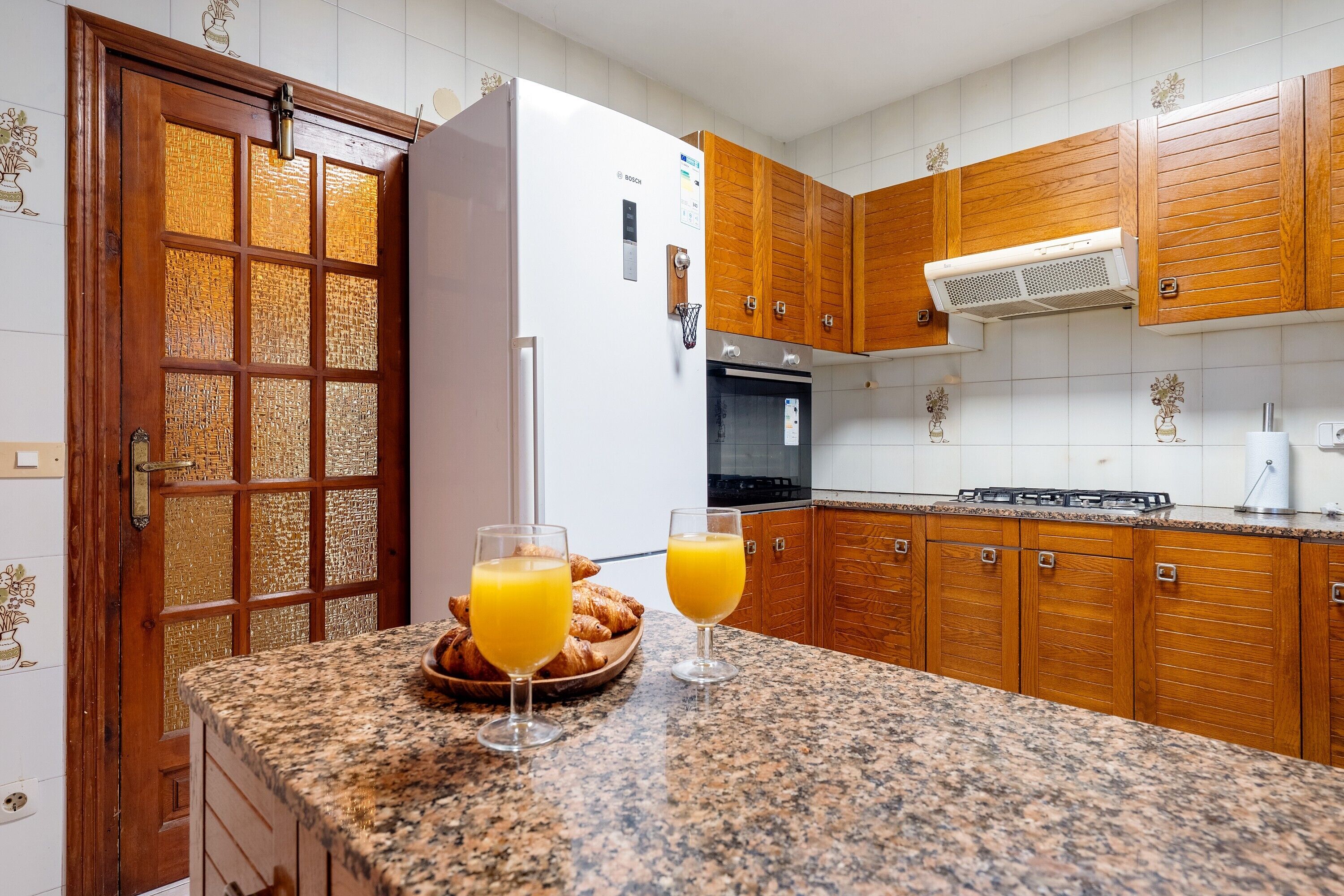 Frigorífico, microondas, horno y placa de cocina
