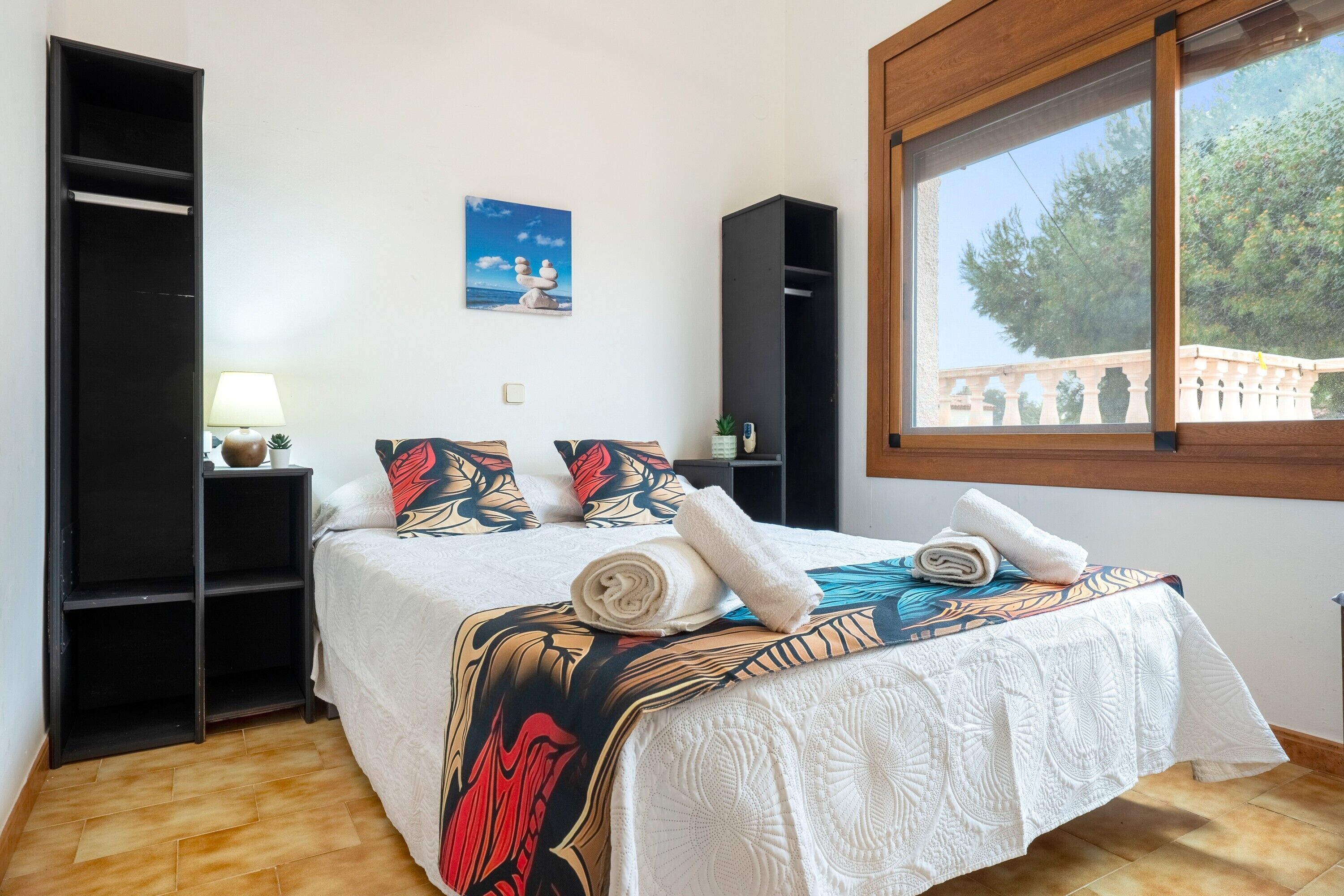5 bedrooms, iron/ironing board, WiFi, bed sheets