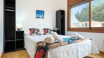5 bedrooms, iron/ironing board, WiFi, bed sheets