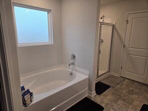 Hair dryer, towels, soap, toilet paper - Luxurious 5-bedroom home in beautiful Graniteville, SC (Graniteville)
