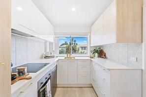 Fridge, microwave, oven, stovetop - Torquay Boutique Steps to the Beach Dining and Bars (Torquay)