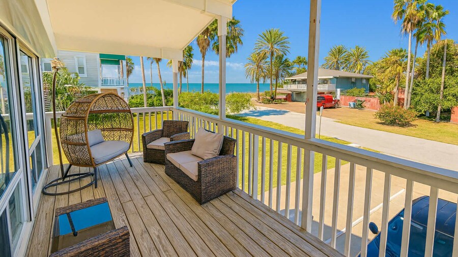Unique 2 in 1 - Bayviews - Pool
