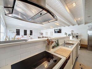 Fridge, microwave, oven, stovetop - Entre champs et mer – spacious holiday  countryhouse (Veurne)