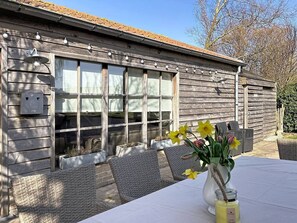 Outdoor dining - Entre champs et mer – spacious holiday  countryhouse (Veurne)