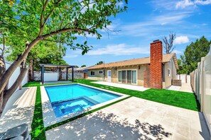 Pool - Beautiful 3BR House with New Heated Pool and Spa (Los Angeles)