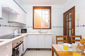 Microwave, oven, stovetop, coffee/tea maker - TenoHomes Stunning Family Retreat in Los Silos (Buenavista del Norte)