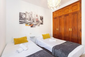 4 habitaciones, tabla de planchar con plancha, wifi y ropa de cama 