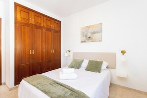 4 habitaciones, tabla de planchar con plancha, wifi y ropa de cama 