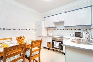 Microwave, oven, stovetop, coffee/tea maker - TenoHomes Stunning Family Retreat in Los Silos (Buenavista del Norte)
