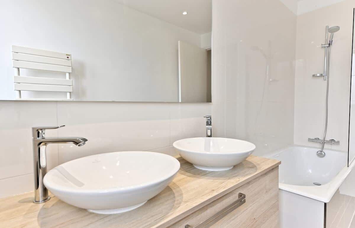 Douche, séchoir à cheveux, shampooing