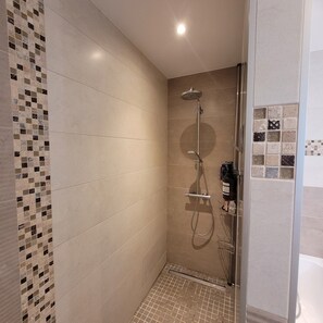Dusche, Haartrockner, Handtücher, Seife