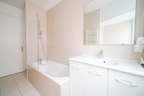 Douche, sèche-cheveux, shampoing