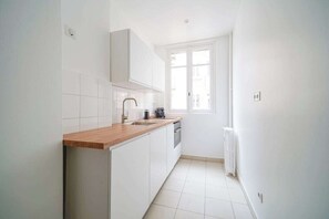 Réfrigérateur, micro-ondes, four, cafetière/bouilloire