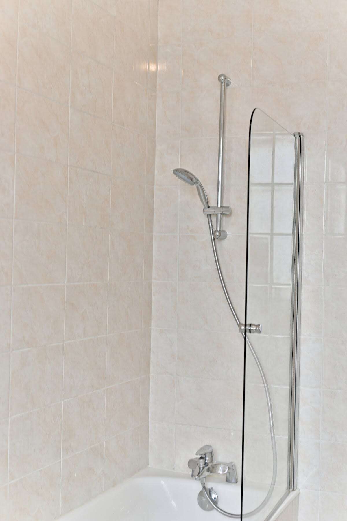 Douche, sèche-cheveux, serviettes fournies, shampoing