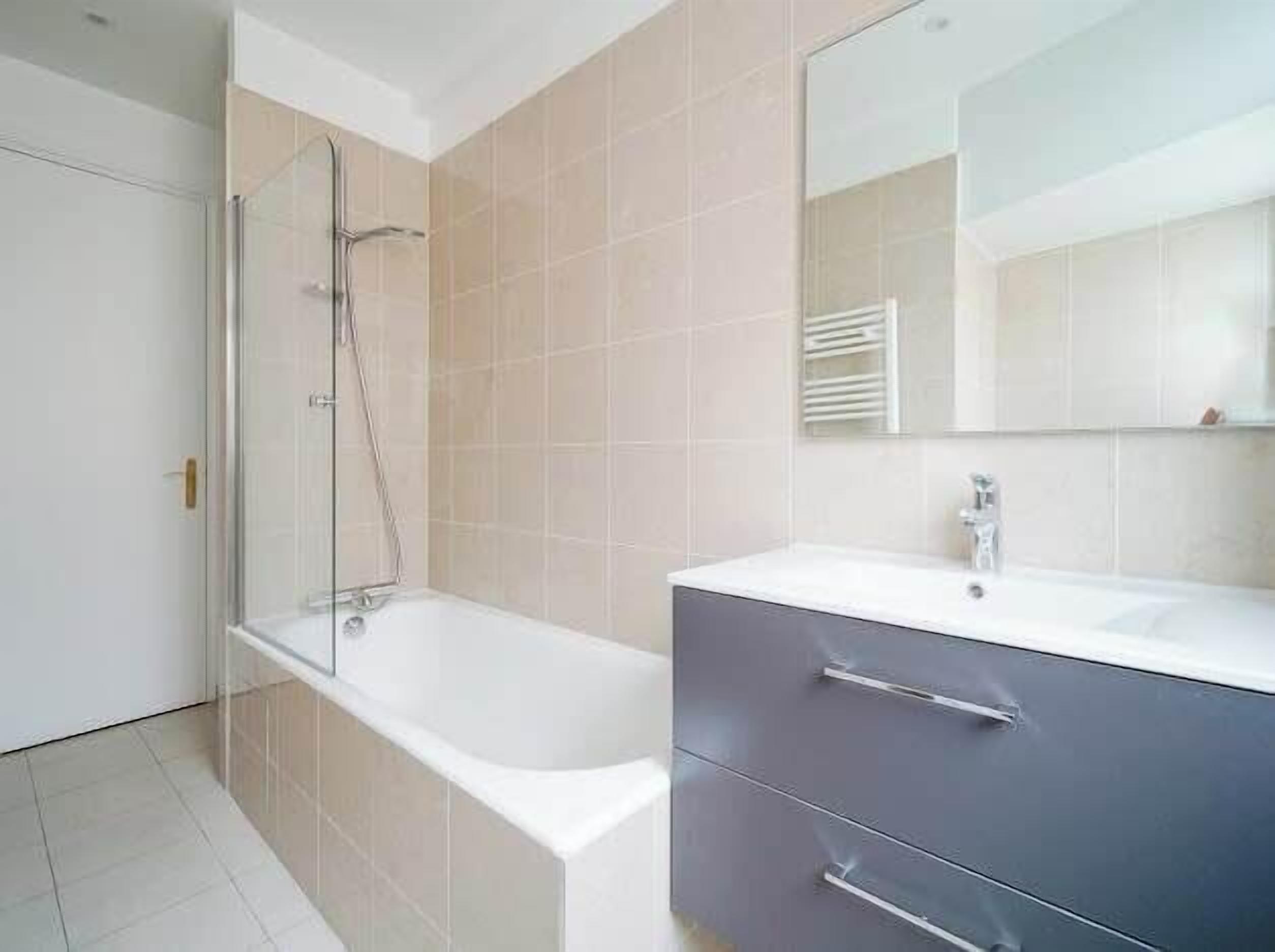 Douche, séchoir à cheveux, serviettes fournies, shampooing