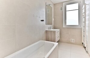 Douche, sèche-cheveux, serviettes fournies, shampoing