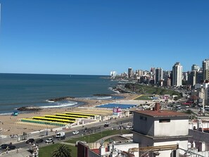 A coastal cityscape with a beach, urban buildings, and a clear sky. - Tranquil 1-bedroom studio with AC in Mar del Plata (Mar del Plata)
