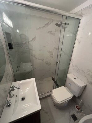 Douche, sèche-cheveux, bidet, serviettes fournies