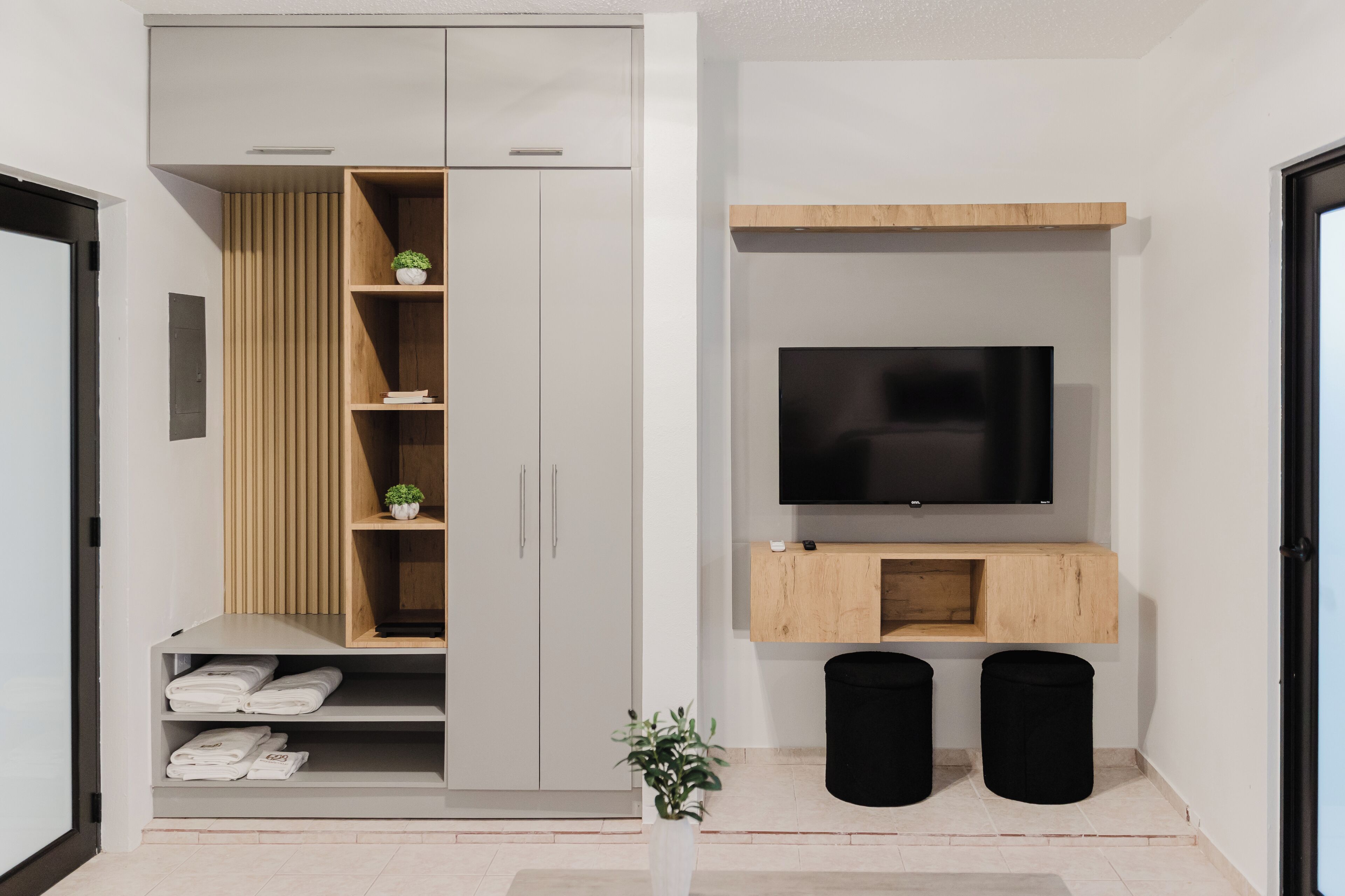 Classic Studio, Non Smoking, Kitchenette | Living area