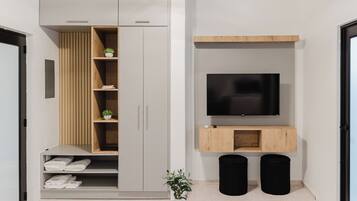 Classic Studio, Non Smoking, Kitchenette | Living area