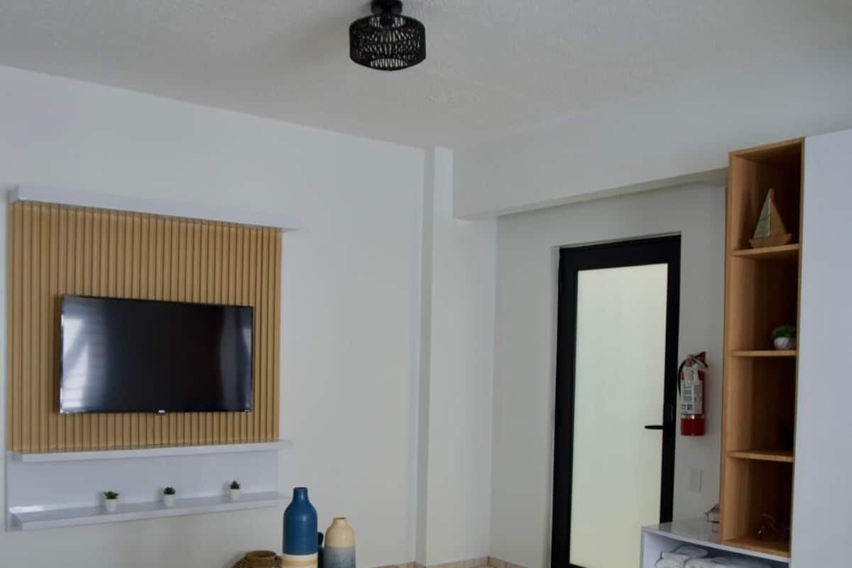 Classic Studio, Non Smoking, Kitchenette | Living area