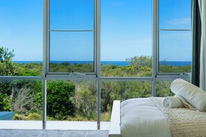 4 bedrooms, desk, free WiFi, bed sheets - Pet-Friendly Waterfront Retreat | 4BR Resort Living (Magenta)