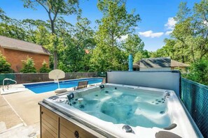 Outdoor spa tub - Barefoot Cottage - Pool,Hot Tub,Pets&Walk to Beach (Grand Beach)