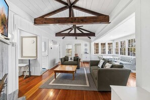 Smart TV, fireplace, offices - Barefoot Cottage - Pool,Hot Tub,Pets&Walk to Beach (Grand Beach)