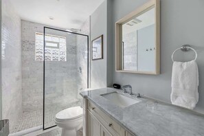 Shower, hair dryer, shampoo - Barefoot Cottage - Pool,Hot Tub,Pets&Walk to Beach (Grand Beach)