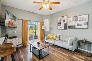 Smart TV - Near Disney Family Fun with Resort pools, Lazy River, Arcade, Restaurants (Davenport)
