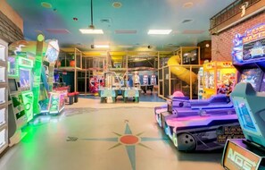 Games room - Near Disney Family Fun with Resort pools, Lazy River, Arcade, Restaurants (Davenport)