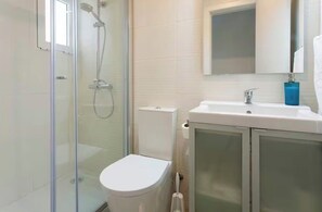 Dusche, Haartrockner, Handtücher, Seife
