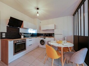 Fridge, microwave, oven, stovetop - L'Alba Rosso- Air-conditioning, terrace and parking lot (castelnau le lez)