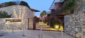 Property grounds - L'Alba Rosso- Air-conditioning, terrace and parking lot (castelnau le lez)
