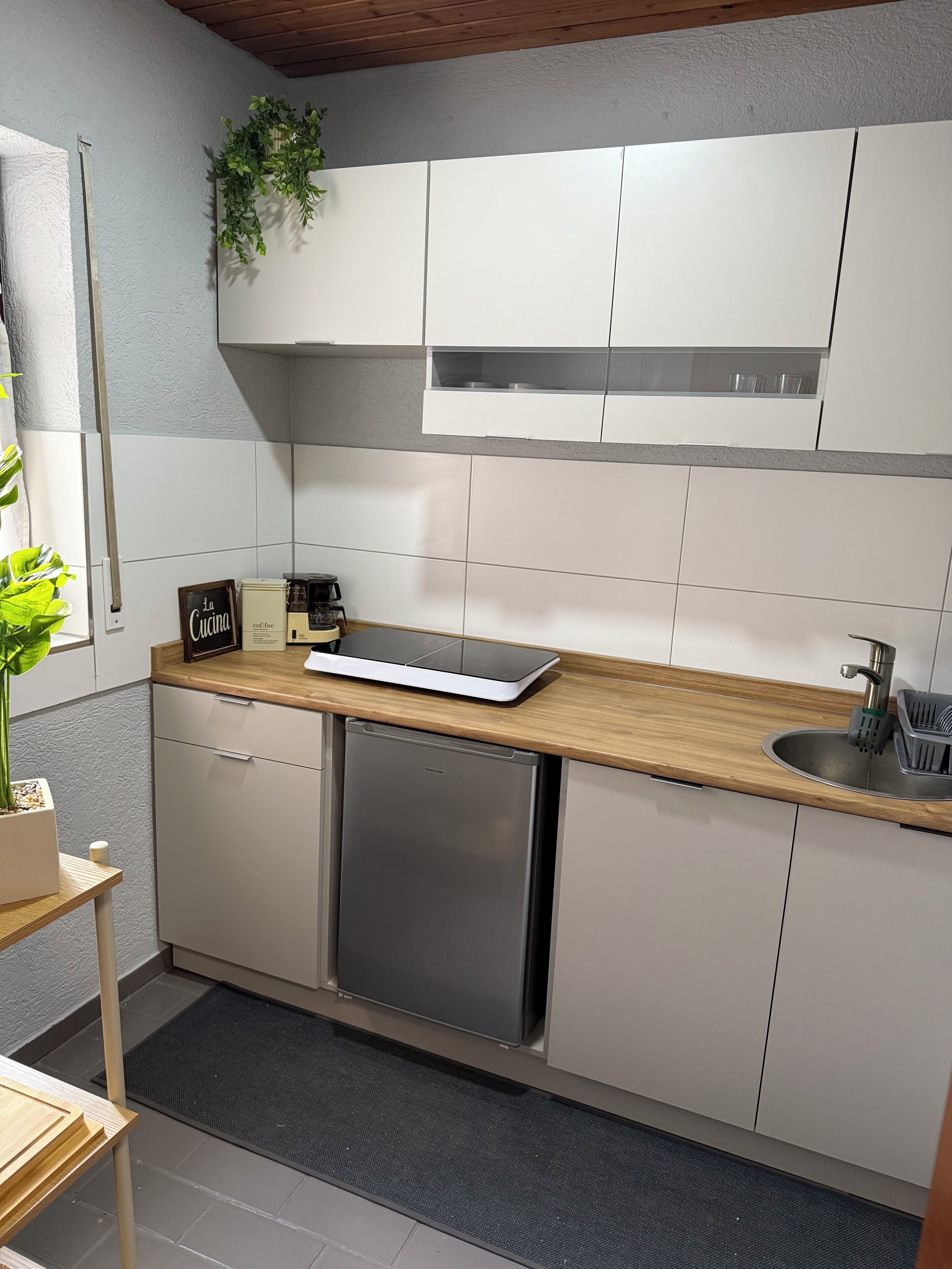 Kühlschrank, Ofen, Herdplatte, Wasserkocher mit Kaffee-/Teezubehör
