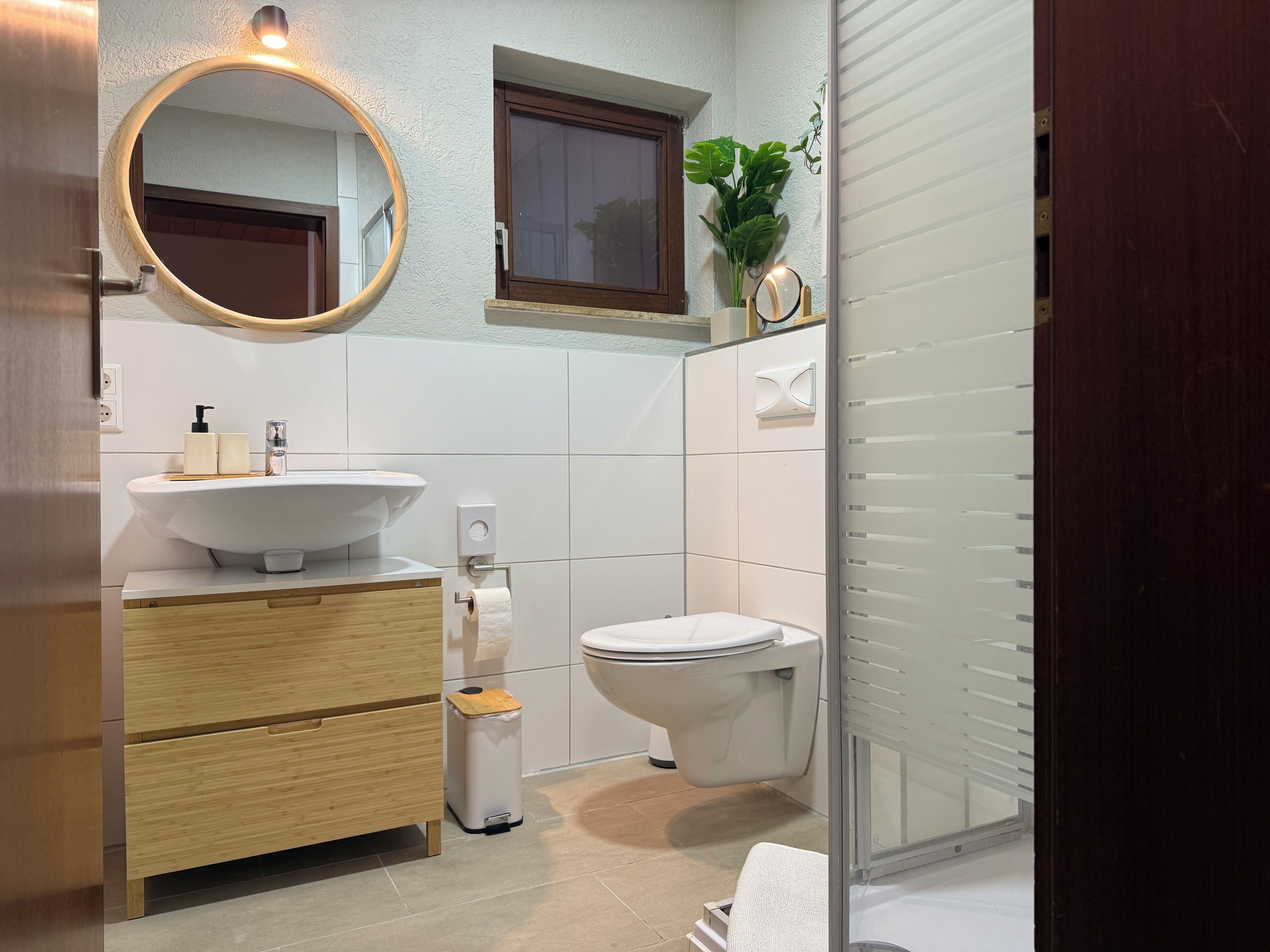 Douche, séchoir à cheveux, serviettes fournies, papier de toilette
