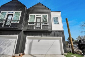 Exterior - Modern 2BR Townhome Near NRG • Med Center • Downtown w/ Garage (Houston)
