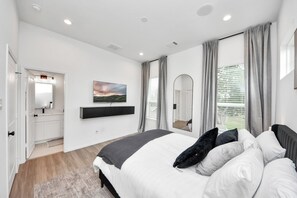 2 bedrooms, desk, iron/ironing board, free WiFi - Modern 2BR Townhome Near NRG • Med Center • Downtown w/ Garage (Houston)