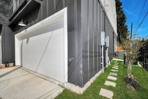 Property grounds - Modern 2BR Townhome Near NRG • Med Center • Downtown w/ Garage (Houston)
