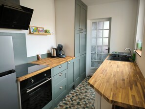 Fridge, microwave, oven, stovetop - Fisherman's cottage in the heart of La Chaume, 5 minutes from the quays and the wild coastline (Les Sables-d'Olonne)