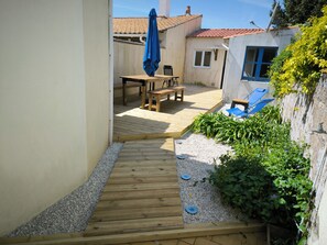 Outdoor dining - Fisherman's cottage in the heart of La Chaume, 5 minutes from the quays and the wild coastline (Les Sables-d'Olonne)